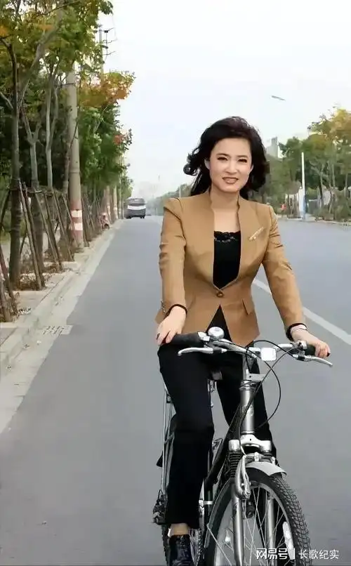 央视美女主持人桑晨美丽大方非常漂亮很是喜欢她