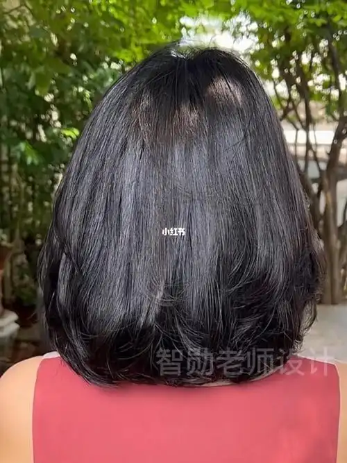 款韩式中短发即便在韩国也是非常有魅力的,一款空气烫微卷短发发型,不