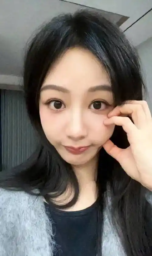 杨紫晒捏脸比心自拍照 双眸明亮表情可爱灵动_个人_社交_账号