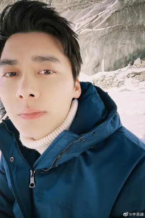 李易峰晒九宫格自拍沐浴阳光帅气十足