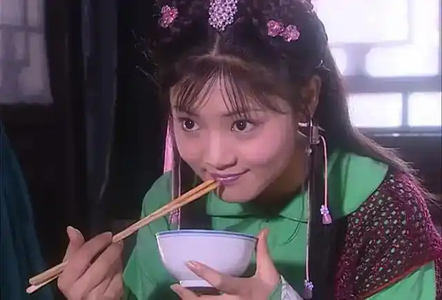 在电视剧《侠客行》中饰演一个小侍女侍剑.