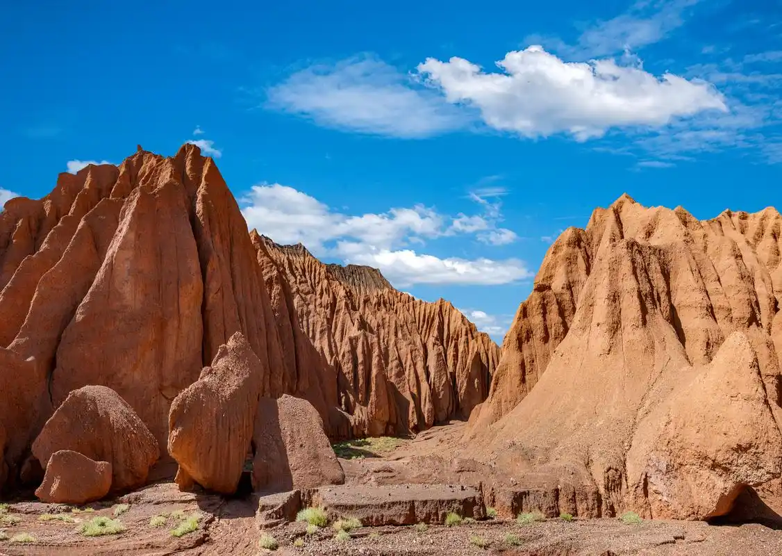 仲夏巡游指南#阿尔金山国家地质公园位于新疆,以其红色火山岩地貌和
