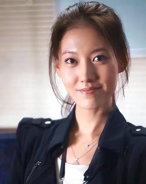 高露本人也在社交平台上晒出了与女儿的合影,力证女儿账号的真实性