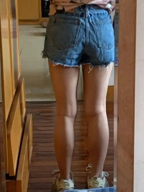 很多宝子穿运动鞋不好看,是因为暴露的小腿肌肉线条不够平直划重点