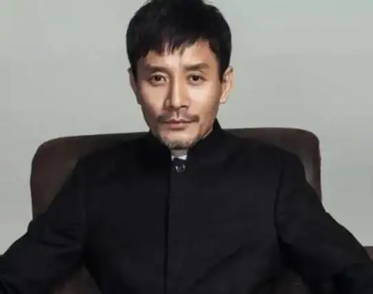 老戏骨齐聚一堂,田小洁搞怪比耶,侯勇头发花白,面露沧桑