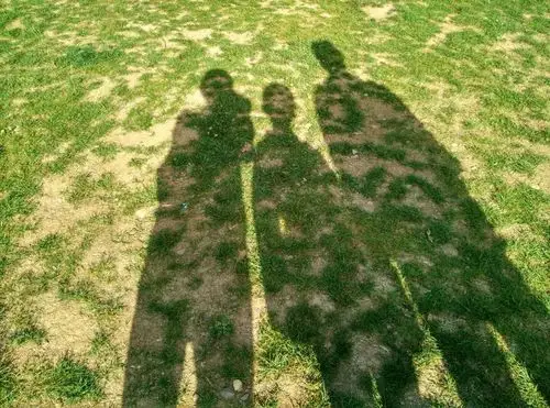 一家三口的影子,变成大巨人了