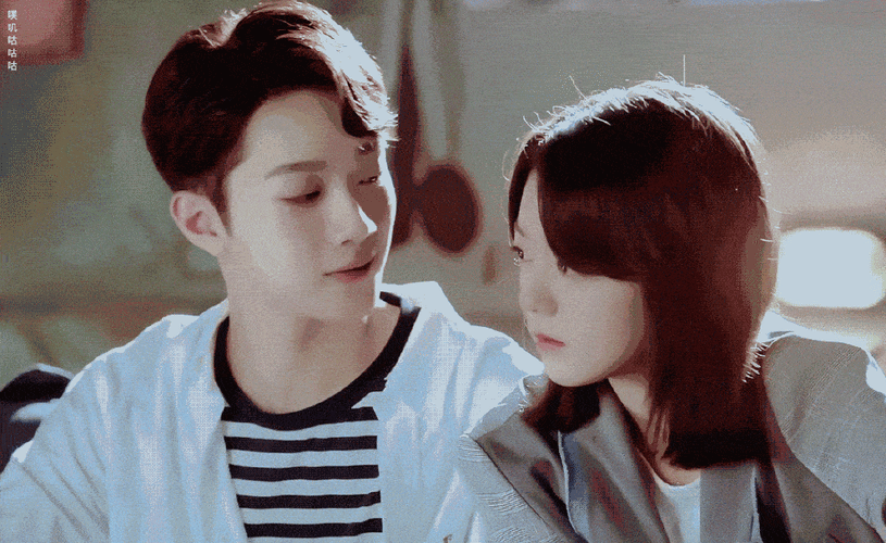 18岁新生小花被曝恋情,与赖冠霖多种同款被扒,细节太多_赵今麦_合作