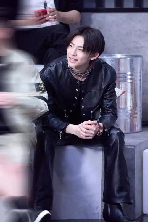 小鬼王琳凯超话#说唱梦工厂#参观开放日现场图掉落!