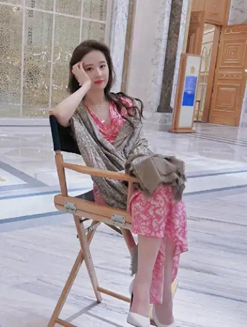 刘亦菲在阿布扎比的路演,放松的感觉是具体的,简单的服装体现出不同的