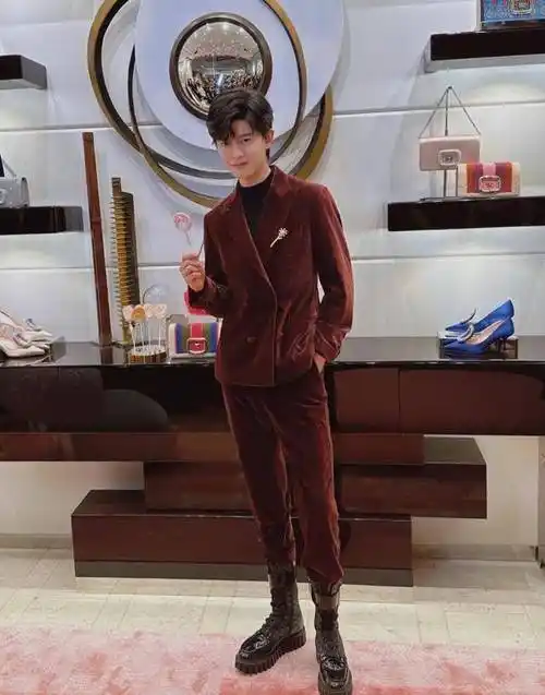 178cm任嘉伦出席活动,穿5cm增高鞋依旧显瘦,不懂英文太尴尬!