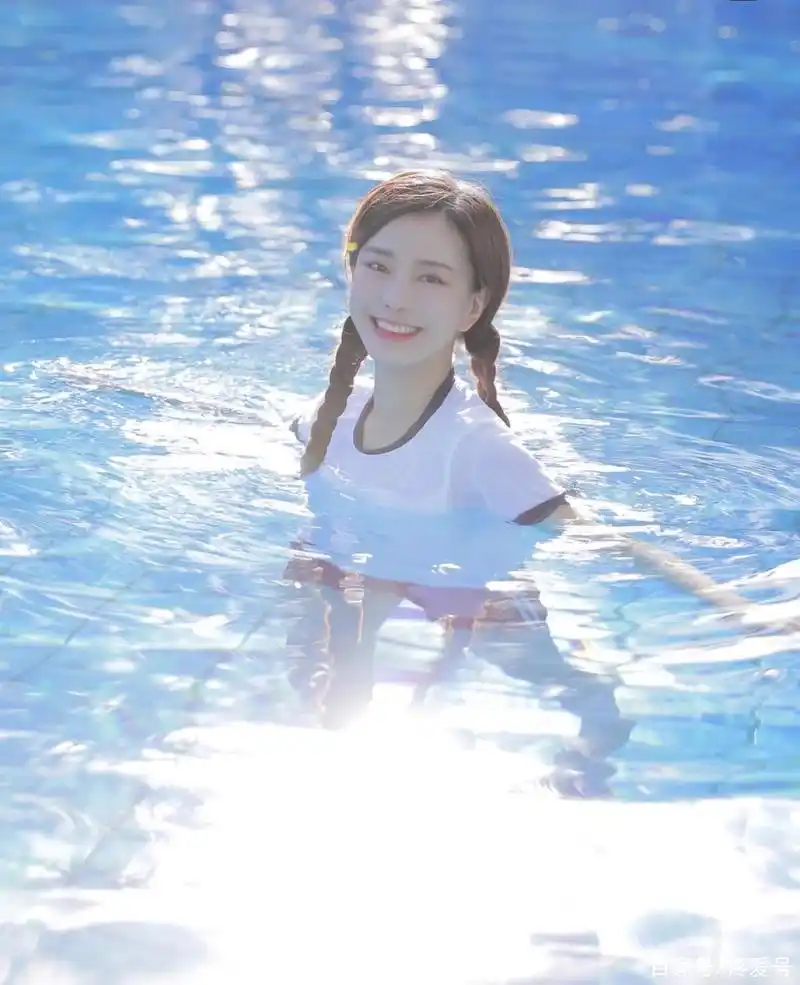 女孩穿着衣服游泳,前凸后翘的身材,在水里一览无余