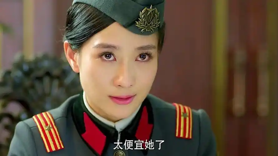 以至于后来在《胭脂》里饰演冯曼娜,可以说是这部披着谍战外衣行偶像