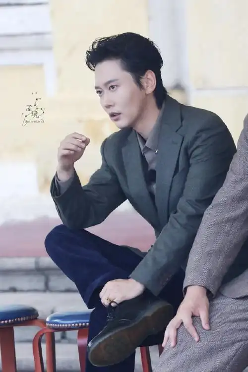 孟鹤堂烟灰色西装##孟鹤堂 德云斗笑社