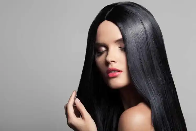 美丽健康的柔顺的黑发