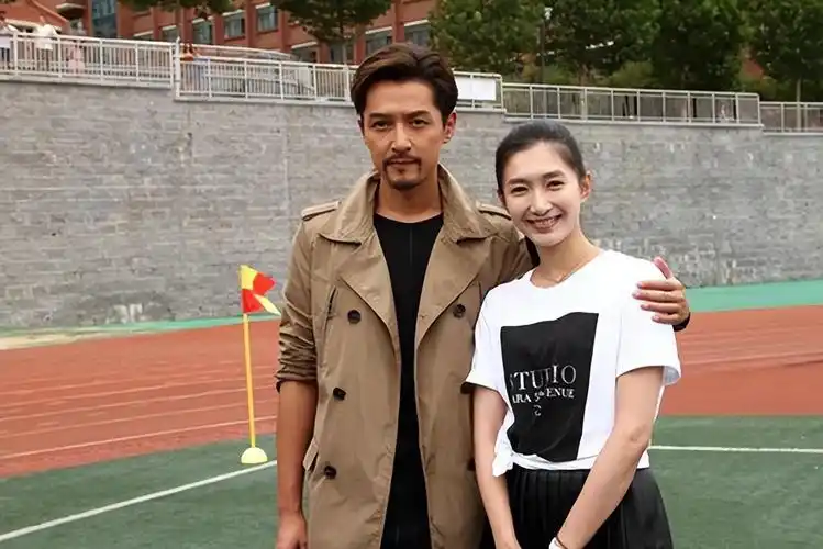 王晓晨|曝出胡歌和王晓晨隐婚生娃,女方刚出月子好几次秀钻戒