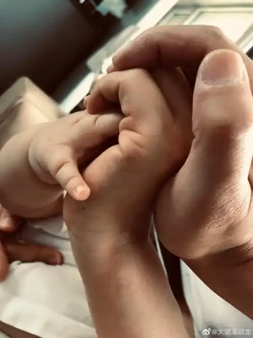 潘斌龙当爸爸后迎人生首个父亲节晒一家三口手握手照温馨幸福