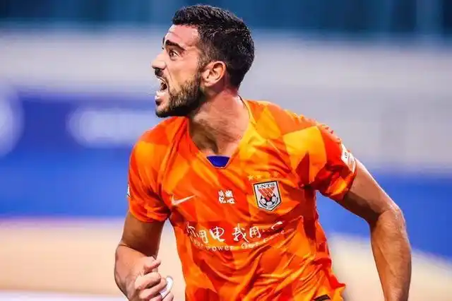 山东鲁能实现半程目标,李霄鹏"支援"队长,赛后狂赞一人