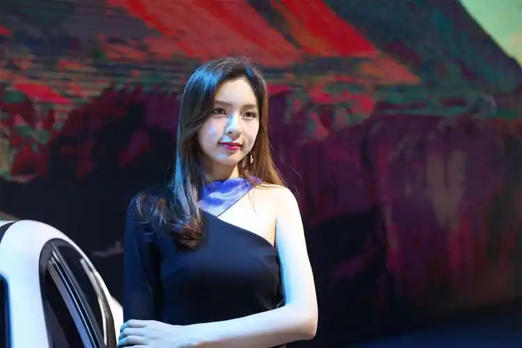 车展美女模特性感裹胸爆乳酥胸车展写真图[23/28]_性感车模_美桌网