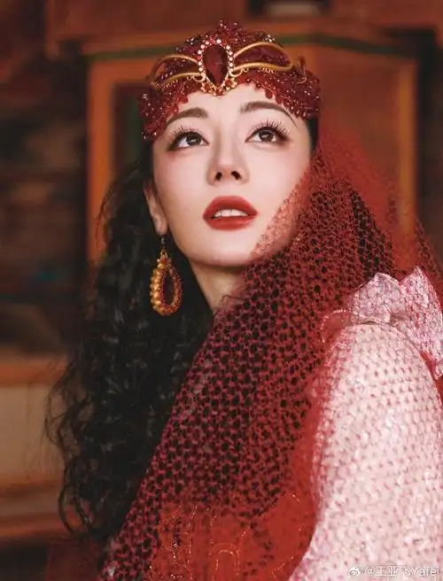 春晚明星妆容大赏##迪丽热巴美疯##迪丽热巴 新疆的石榴花