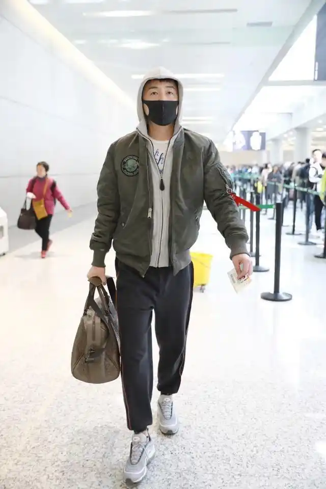 雷佳音全黑look走机场,184的身高却有"锥子腿",不看脸似男模