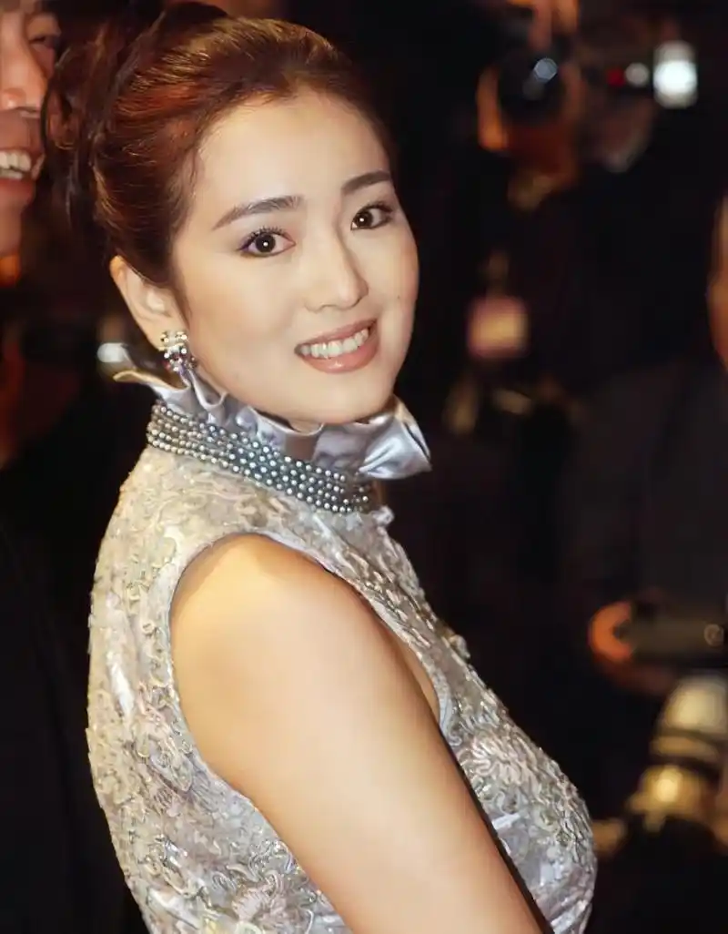 巩俐,新加坡籍女演员, 1965年12月出生于辽宁省沈阳市,祖籍山东济南