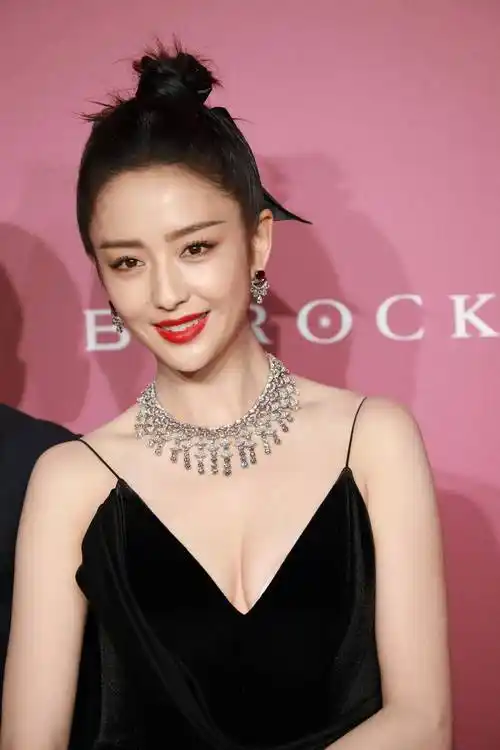 佟丽娅:颜值爆表,身材撩人,女神魅力展现得淋漓尽致_演艺_演技_智慧