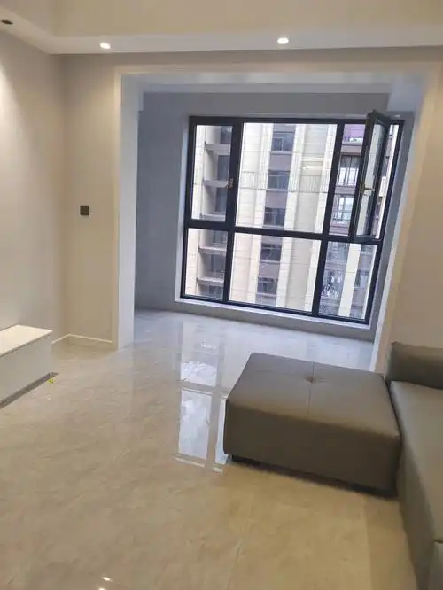 十万不到穷装三室两厅的家开灯效果