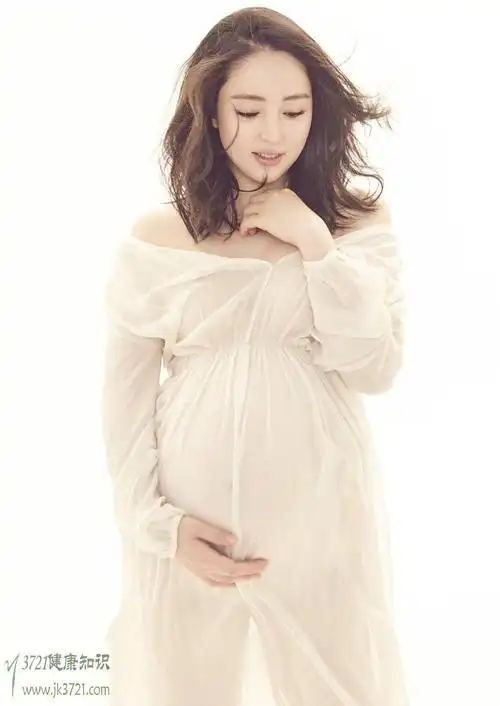 怀孕一个月肚子会变大吗 ( 孕妇光着肚子要生了)