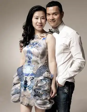 演员吕良伟与老婆杨小娟登杂志封面 恩爱