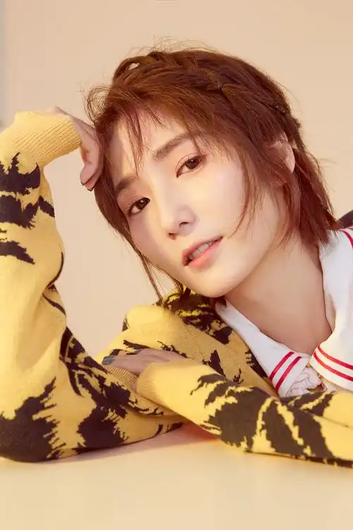 p>张嘉欣,出生于广州,内地歌手.