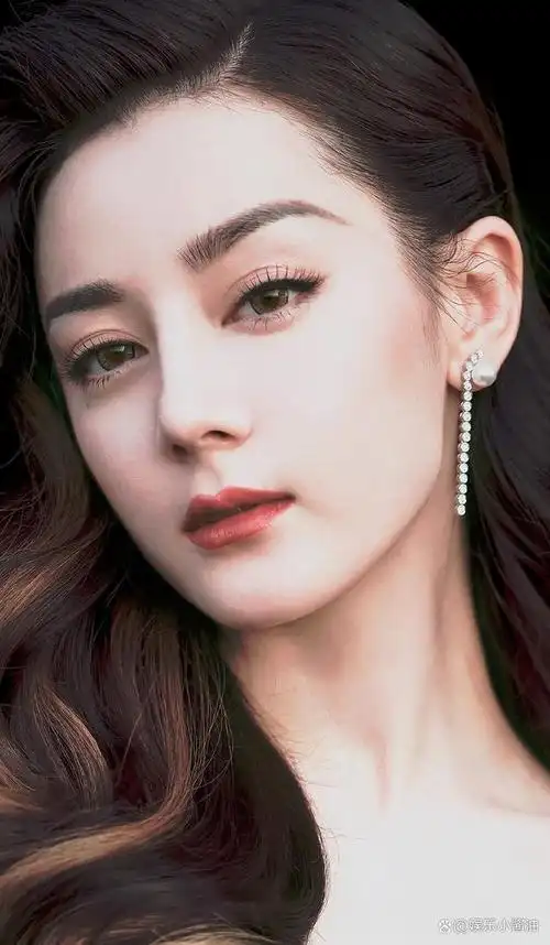 真的巨喜欢迪丽热巴这身白裙子麻花辫造型,白月光既视感!