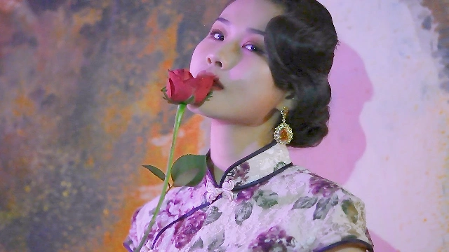 旗袍美女叼玫瑰撩人的十种姿势