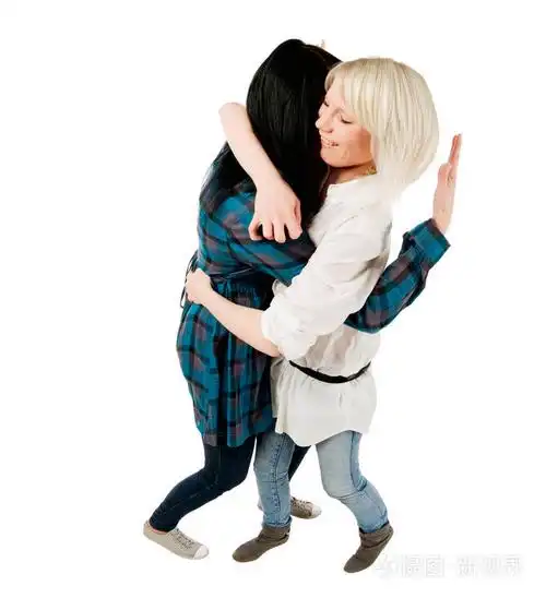 两名少女拥抱