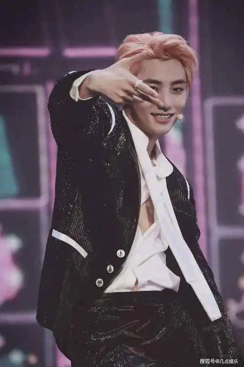 腹肌已成unine标配?队长李汶翰性感十足,队员身材也给力