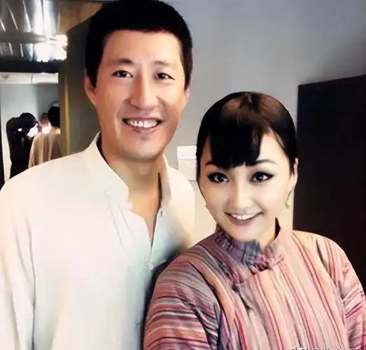 演员于震:二婚娶小13岁娇妻,连生三胎,如今一家五口其乐融融