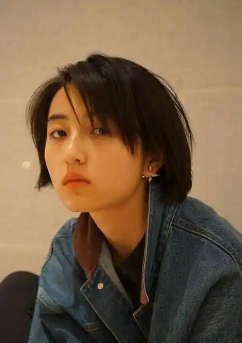 张子枫给张艺兴发信息被拍,手机壳意外抢镜,网友:你才19岁啊_妹妹