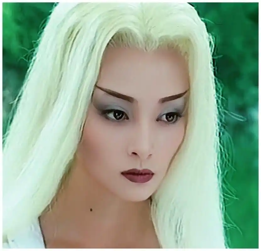 白发魔女蒋勤勤饰练霓裳