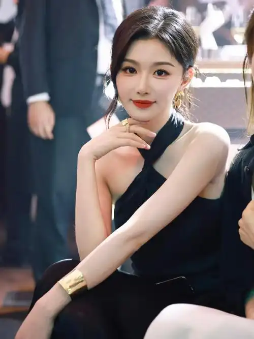 孔雪儿黑色挂脖连衣裙