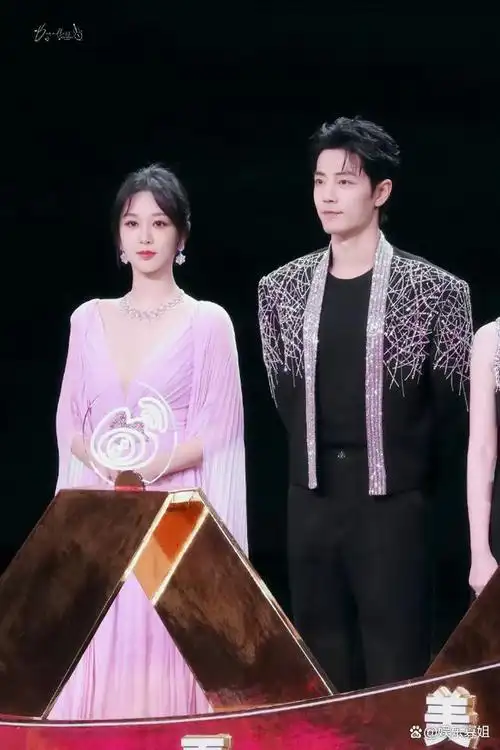 微博之夜合照环节肖战杨紫互相谦让对方先走网友想他们二搭