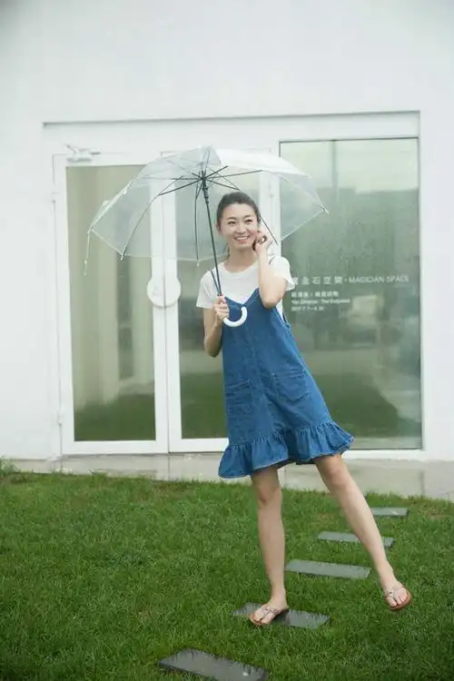 王婧蕊跨界导演首部作品《世界欠你的哥哥们》坦言会继续努力