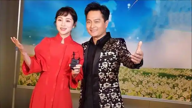 云飞二婚娇妻罕见亮相,老婆颜值超高唱歌甜美,难怪看不上王二妮