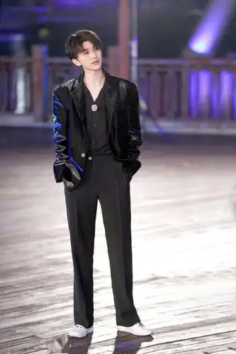 蔡徐坤《奔跑吧》高清节目剧照分享 腿长比例惊人是人形立牌成精了吧!