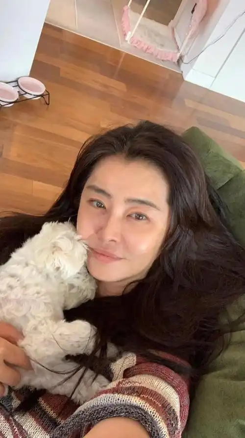 57岁生日王祖贤晒出自己的自拍真正优雅的老去