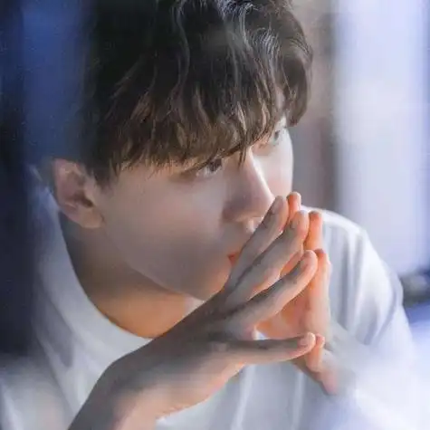 任嘉伦头像心会带着我们去该去的地方一切随意