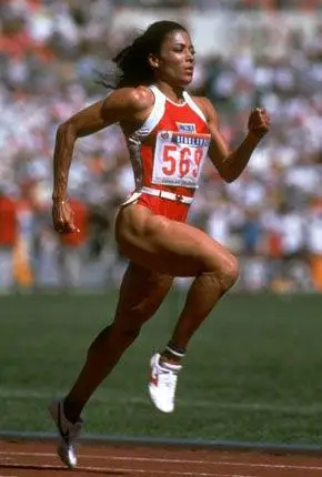 3,乔伊娜,美国著名短跑运动员,死因不明力队员参加国际重大排球比赛