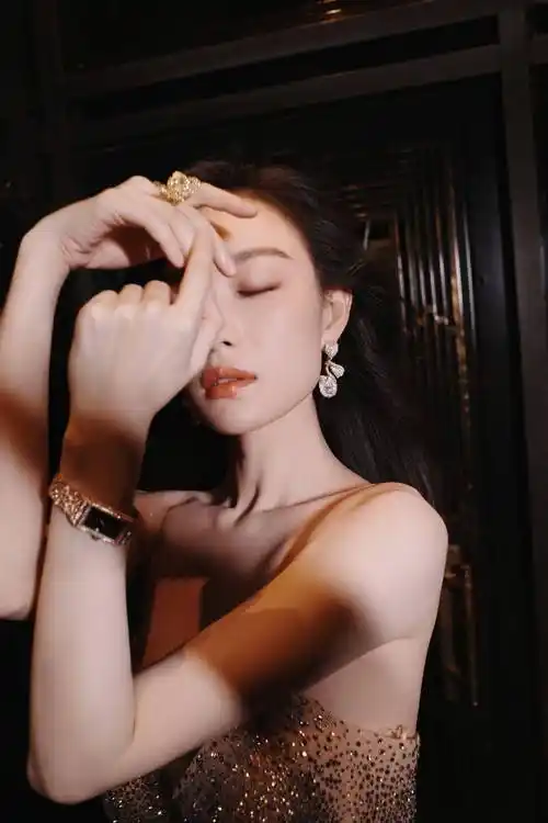 倪妮v型吊带连衣裙时尚性感写真大片,一身黑色吊带连衣裙尽显优雅迷人