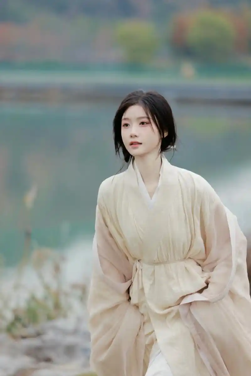 星闻#  陈意涵古风写真, 当初"所谓伊人在水一方"正是如此!