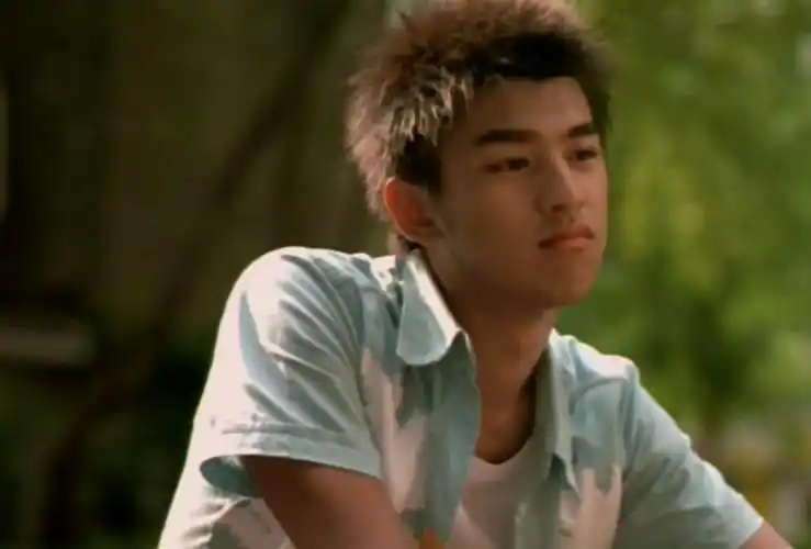 出演个人首部电影作品《 a target="_blank" href="/item/蓝色大门