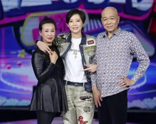 李斯丹妮陪父母吃火锅被偶遇,素颜露面近照憔悴,爸爸还撞脸葛优