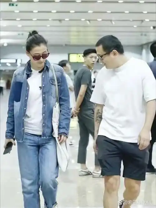 梅婷和老公曾剑走机场,两人打扮都很接地气,边走边聊非常开心.